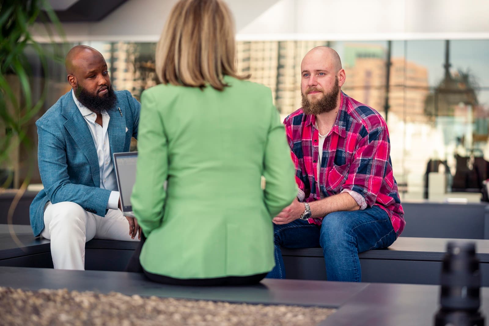 Rijnstraat hal met mensen in een gesprek