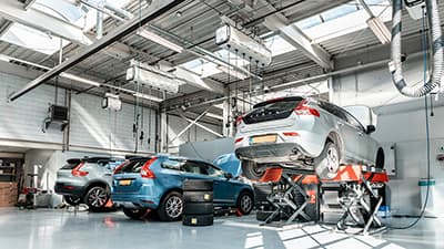 foto van Volvo personenauto's in een garage